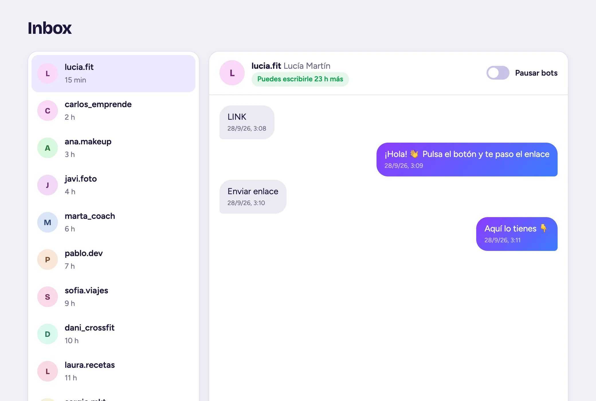 Bandeja de entrada con la lista de conversaciones, un chat abierto, el aviso «Puedes escribirle 23 h más» y el interruptor «Pausar bots»